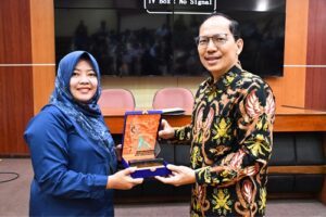 pemberian-cendra-mata-dari-Departemen-aktuaria-kepada-Benjamin-Saut-Parulian-Simanjuntak-S.K.M.-M.M.-A.A.K-C.G.P-C.H.I.A-C.G.R.C.P.