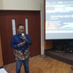 heru sukamto dosen departemen fisika FSAD ITS Surabaya seminar seninan 100 tahun kuantum