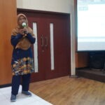 fahmi astuti dosen departemen fisika FSAD ITS Surabaya seminar seninan 100 tahun kuantum