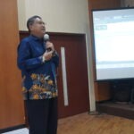 darminto dosen departemen fisika FSAD ITS Surabaya se3minar seninan 100 tahun kuantum