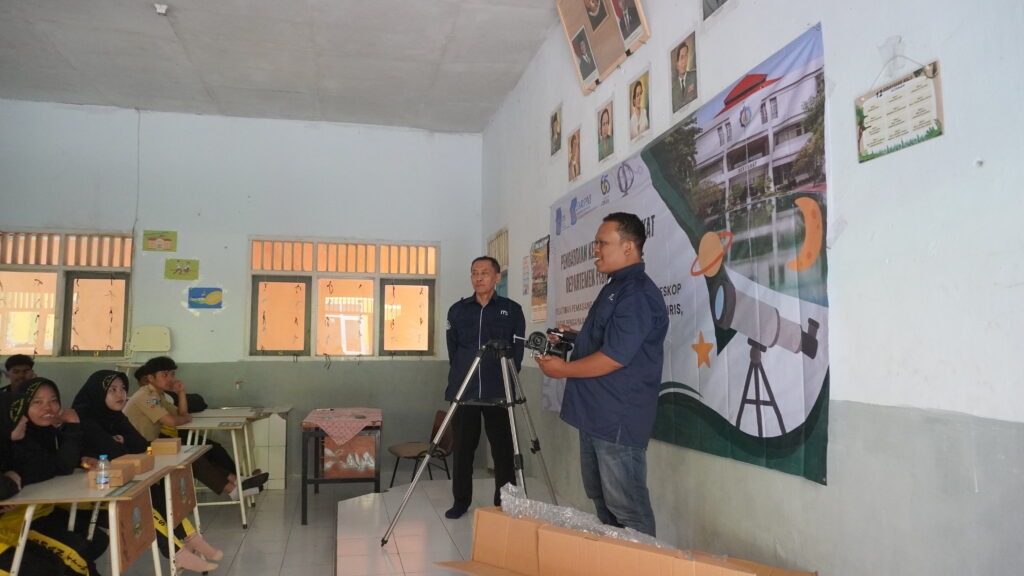 pengabdian masyarakat dosen departemen fisika ITS SMAN ! Tiris Probolinggo