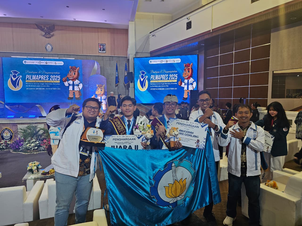 Dari kiri: Dosen pembimbing, Mawapres Vokasi, Mawapres Sarjana, Kasie Pengembangan Talenta, dan Staf Pengembangan Talenta Direktorat Kemahasiswaan ITS usai penyerahan penghargaan Mawapres Nasional 2025.