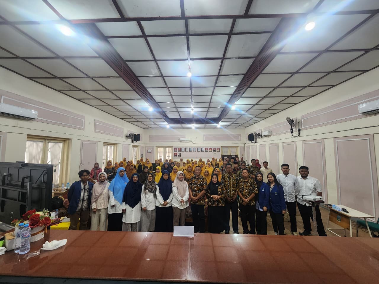 Pelatihan Pemanfaatan Teknologi Digital di Era Kecerdasan Buatan dan Pelatihan Pembina Olimpiade untuk MGMP Matematika SMA Kabupaten Bangkalan