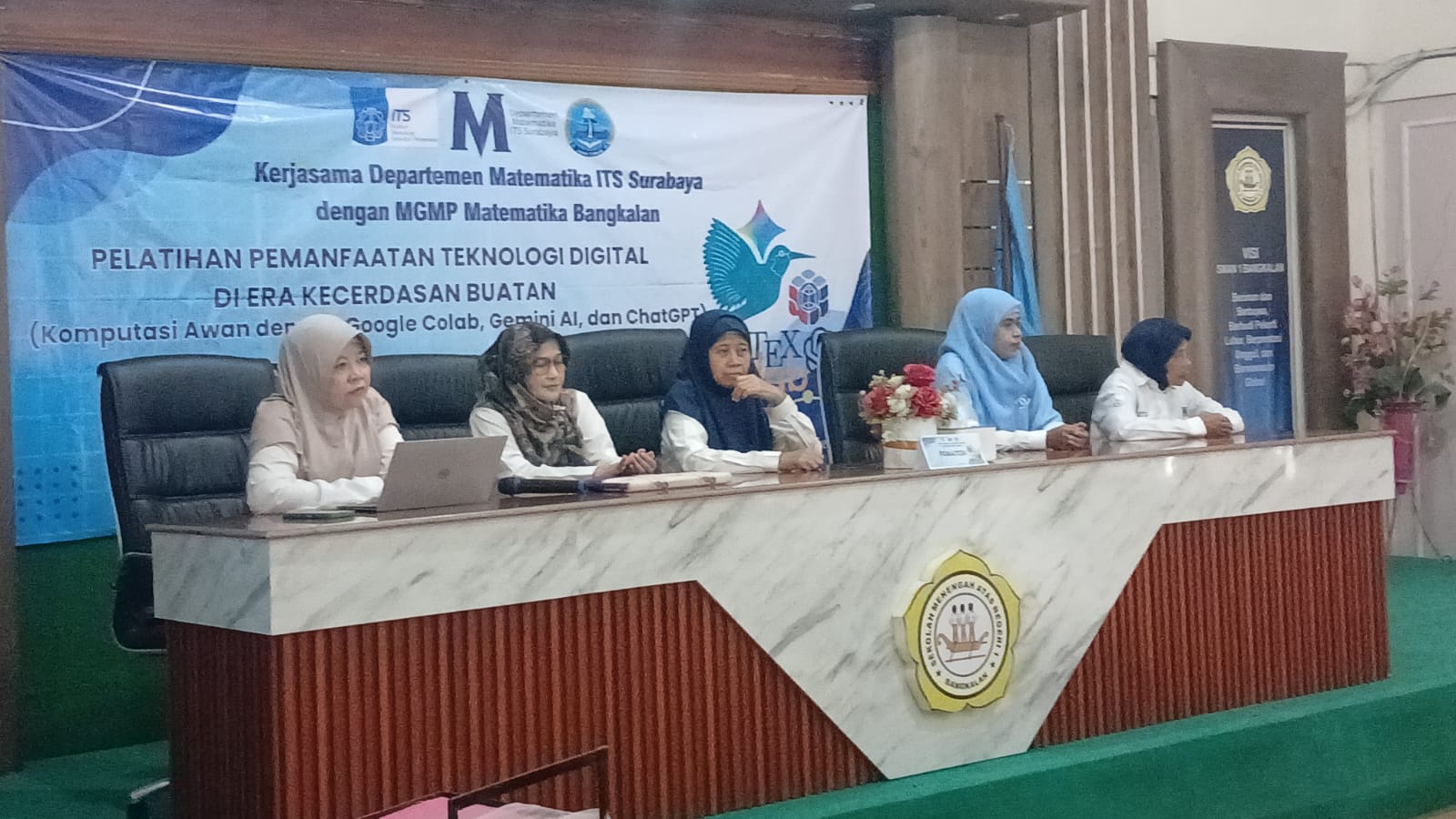Pelatihan Pemanfaatan Teknologi Digital di Era Kecerdasan Buatan dan Pelatihan Pembina Olimpiade untuk MGMP Matematika SMA Kabupaten Bangkalan