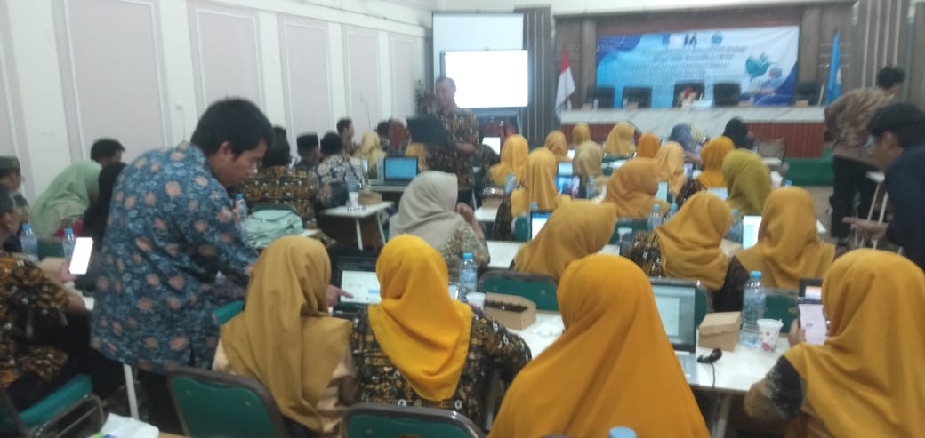 Pelatihan Pemanfaatan Teknologi Digital di Era Kecerdasan Buatan dan Pelatihan Pembina Olimpiade untuk MGMP Matematika SMA Kabupaten Bangkalan