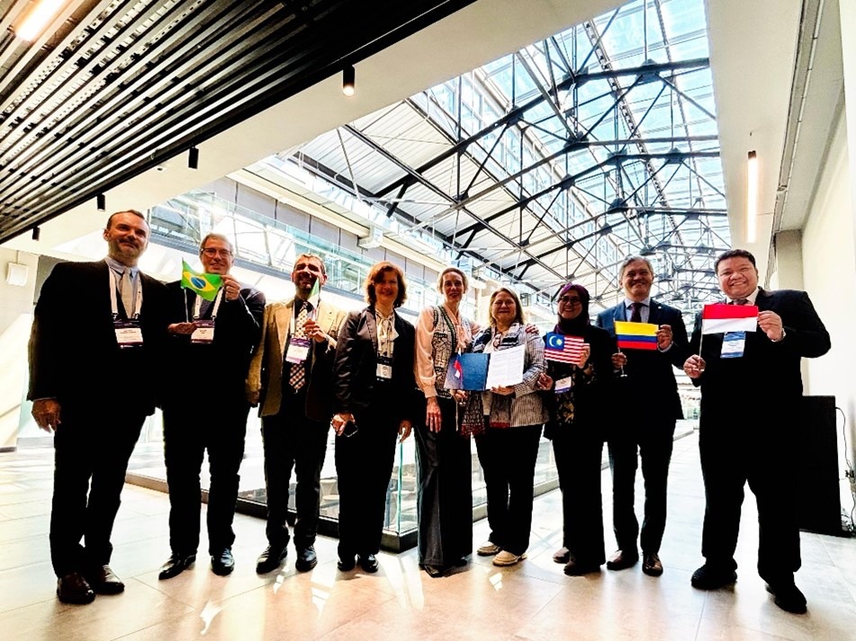 Figure 2. Group photo with representatives of the Consortium of Satellite Laboratories (SatLab)