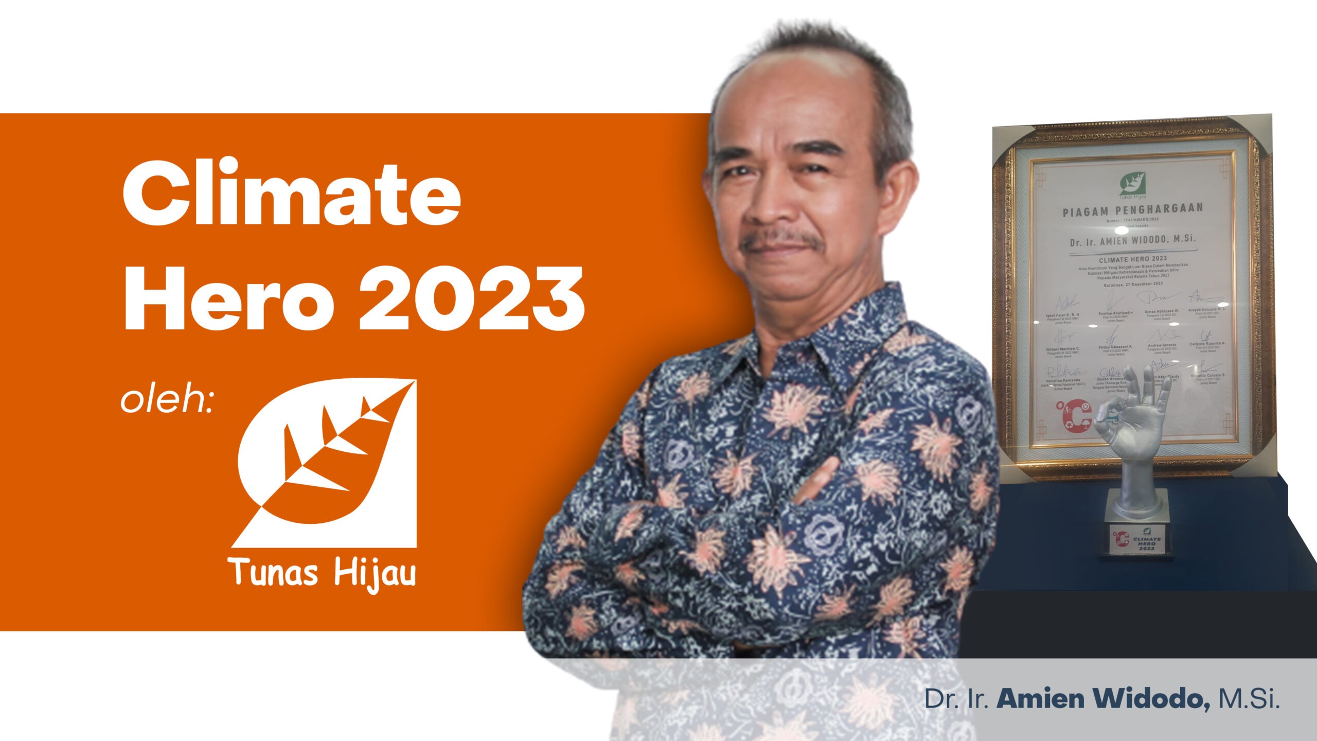Gambar diri Dr Ir Amien Widodo MSi bersama sertifikat dan trofi Climate Hero 2023 oleh Tunas Hijau Indonesia