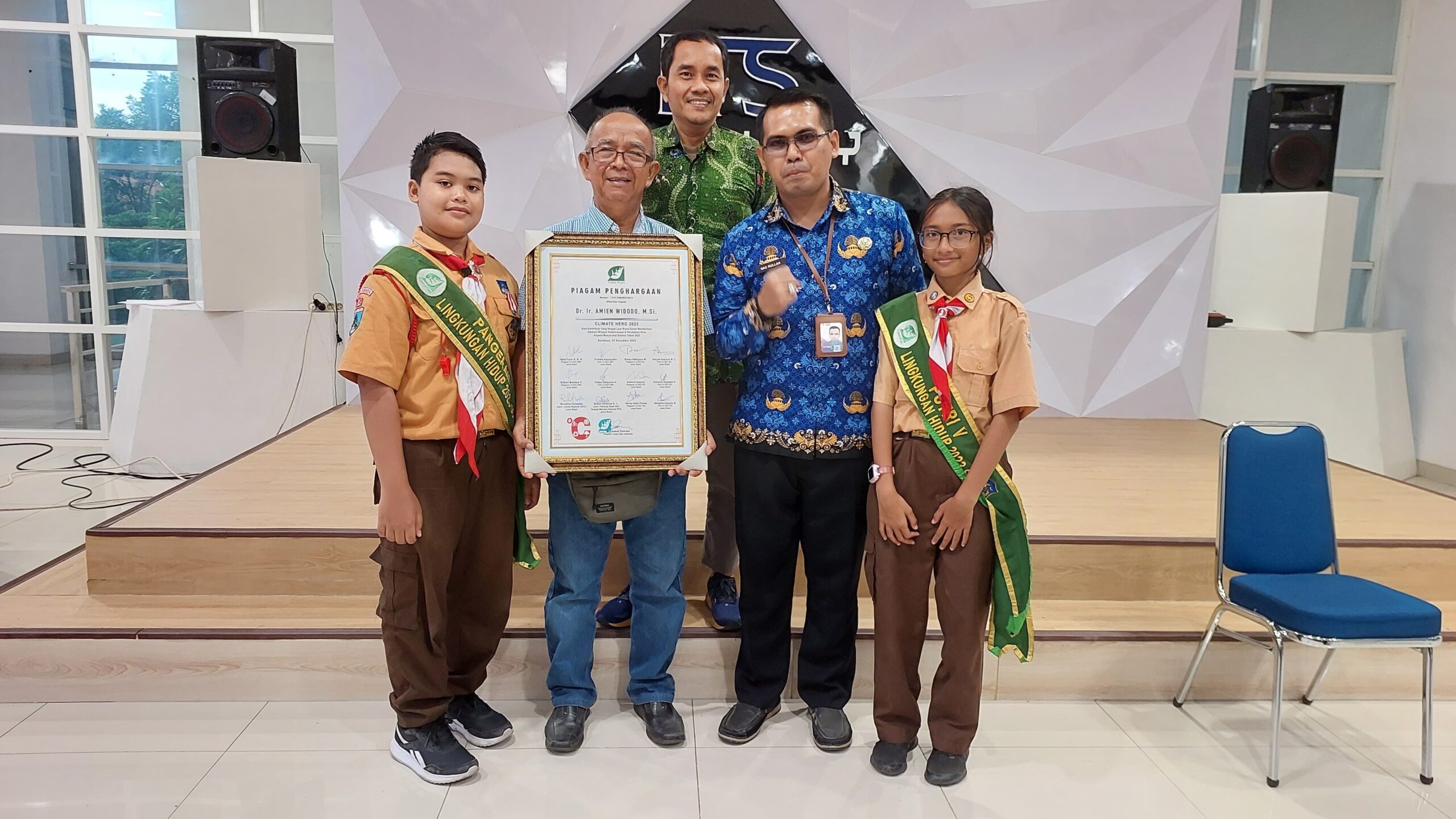 Dr. Ir. Amien Widodo M.Si. menerima sertifikat Climate Hero 2023 oleh perwakilan Tunas Hijau didampingi Putri dan Pangeran Lingkungan Hidup