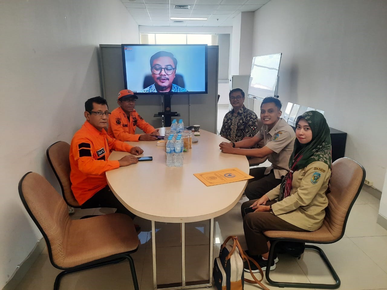 Foto Bersama Tim BPBD Nganjuk dengan Kapuslit dan Wakapuslit Puslit MKPI ITS di dalam Ruang Puslit MKPI, Gedung Research Center ITS