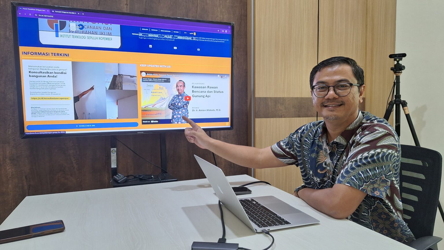 Prof Adjie Pamungkas ST MDevPlg PhD menjelaskan layanan konsultasi bangunan pasca gempa yang akan dilaksanakan oleh Tim Satgas Gempa MKPI