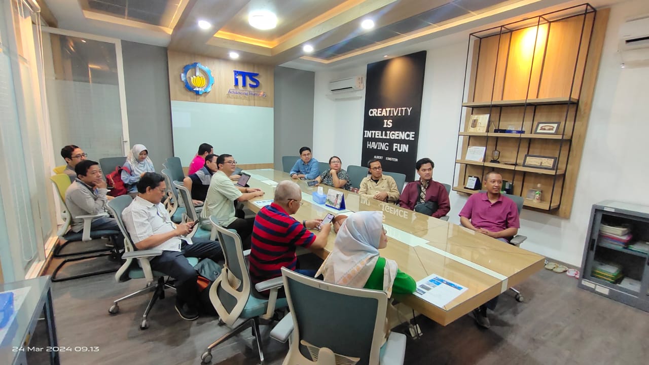 Tim Ahli Struktur ITS berdiskusi terkait pelaksanaan survei bangunan kampus
