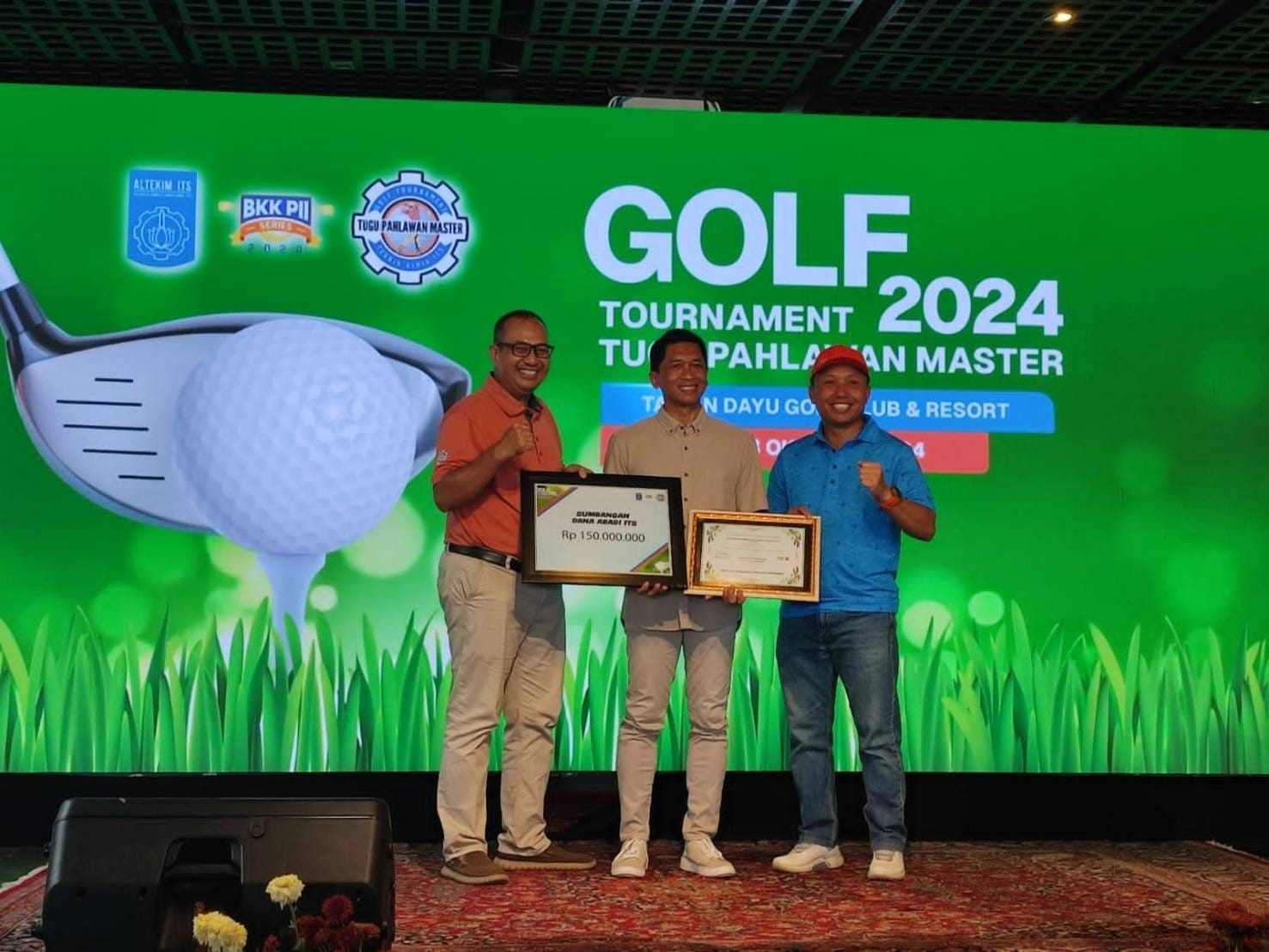 Ketua Alumni Teknik Kimia ITS Ir Ganis Danandjati IPM (kiri) secara simbolis menyerahkan dana abadi kepada Rektor ITS Prof Ir Bambang Pramujati ST MSc Eng PhD (tengah)