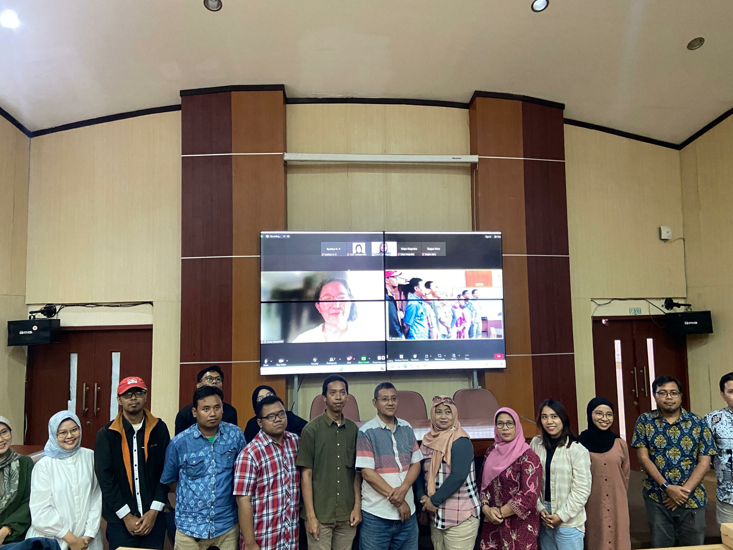 Gambar Jenny Yamamoto PhD (melalui daring) dan Kelompok Sadar Wisata Kampung Peneleh dalam kegiatan kuliah tamu