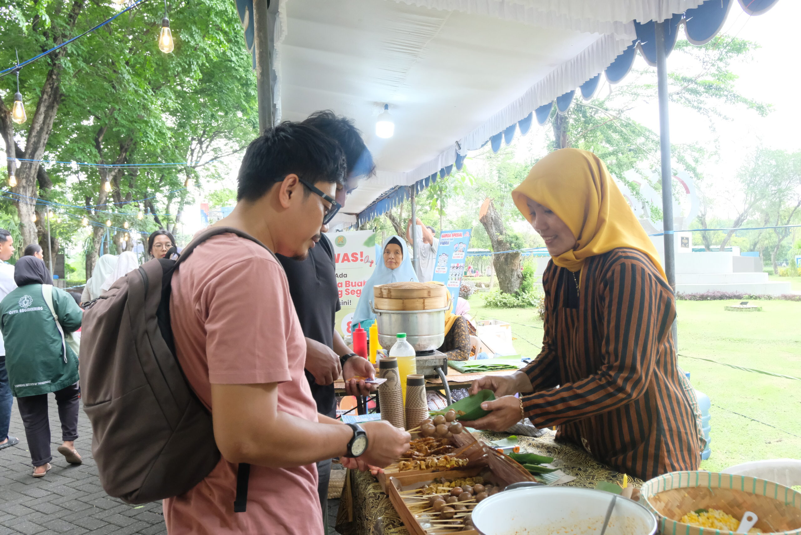 Salah satu pengunjung membeli salah satu dagangan UMKM pada kegiatan Ormawa Awards 2024