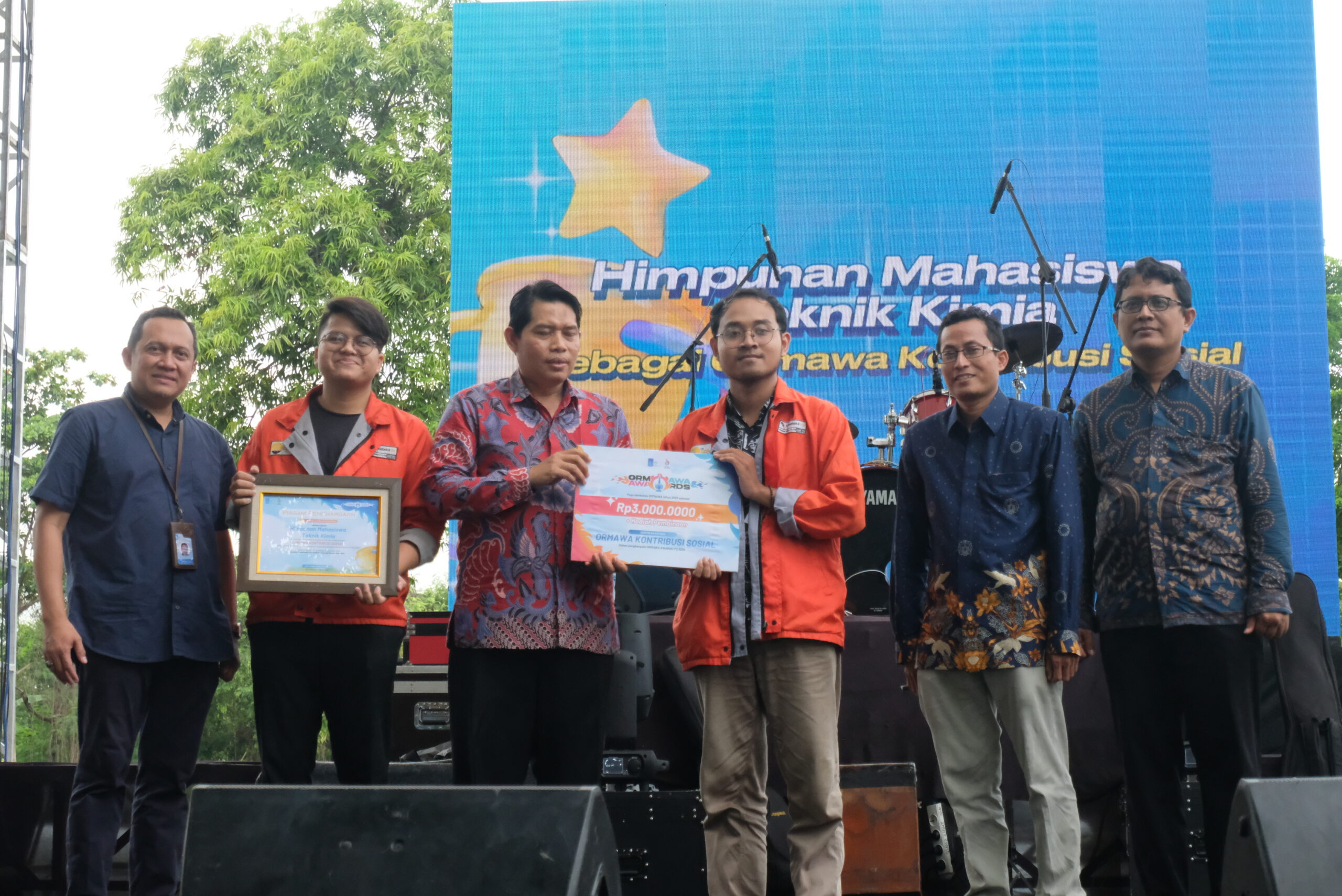 Jajaran Petinggi ITS menyerahkan Piagam Penghargaan kepada Himpunan Teknik Kimia sebagai peraih Ormawa Kontribusi Sosial Dalam Ormawa Awards 2024