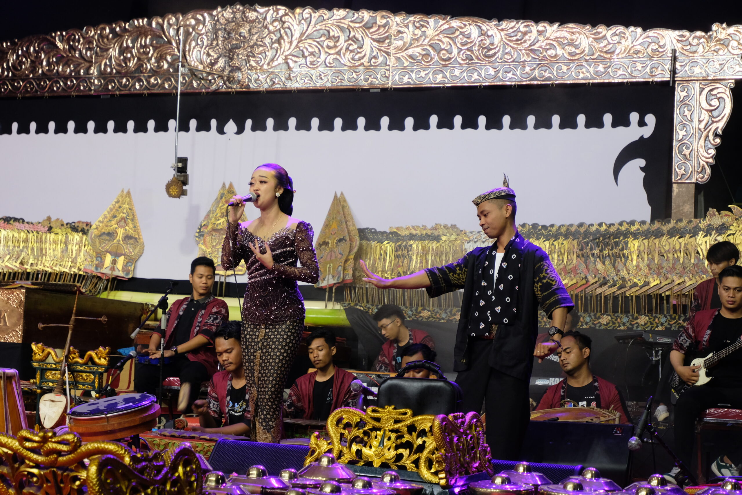 Gambar penampilan Yougeneki Band membawkaan musik campursari dalam acara pertunjukan wayang kulit dalam rangka Dies Natalis ITS ke-64