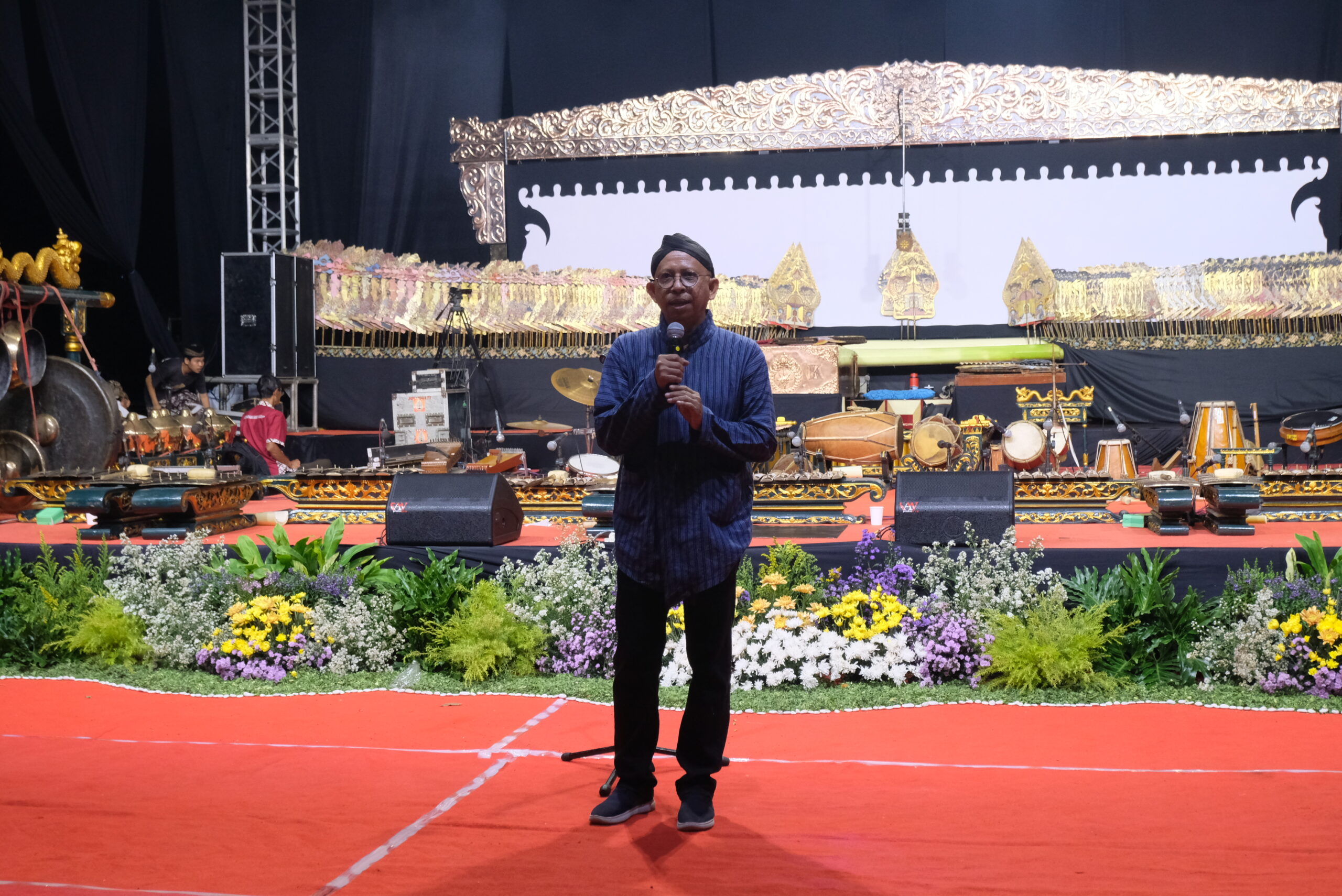 Gambar Dr Ing Setyo Nugroho memberikan sambutan dalam pagelaran wayang lakon Antasena Kridha dalam rangka Dies Natalis ke-64 ITS