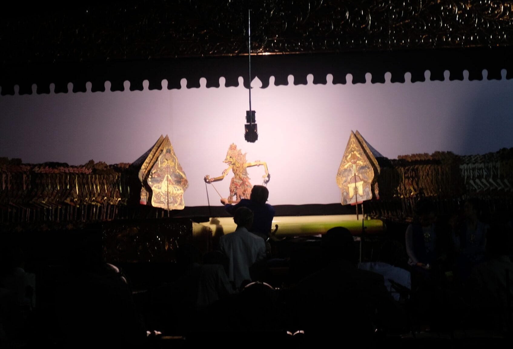 Gambar Ki Kuntadi Cahyo saat menjadi dalang di pertunjukkan wayang kulit dalam kisah Antasena Kridha pada Dies Natalis ke-64 ITS