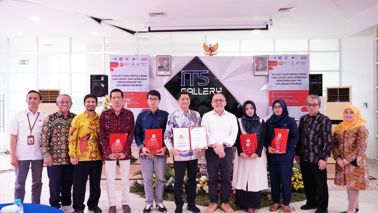 Kepala BRIN (lima dari kanan) saat memberikan penghargaan Top Kolaborator BRIN kepada ITS yang diwakili olek Rektor ITS (tengah) dan para Top Co-Authors ITS