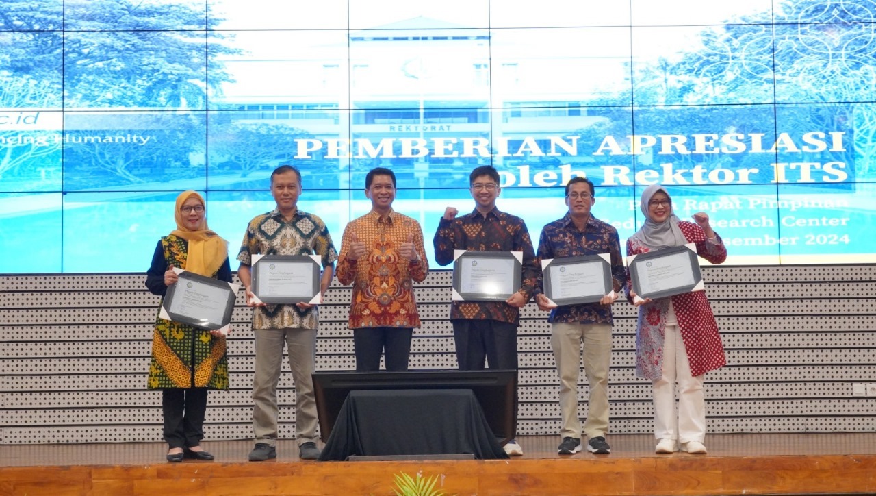 Para dosen dan tenaga kependidikan ITS saat menerima penghargaan Rector Awards 2024