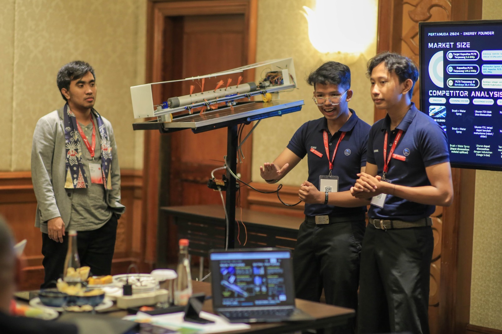 Pemaparan detail mengenai cara kerja prototipe alat pembersih panel surya bernama PV-Cloost saat Demoday untuk finalis Top 5 Pertamuda
