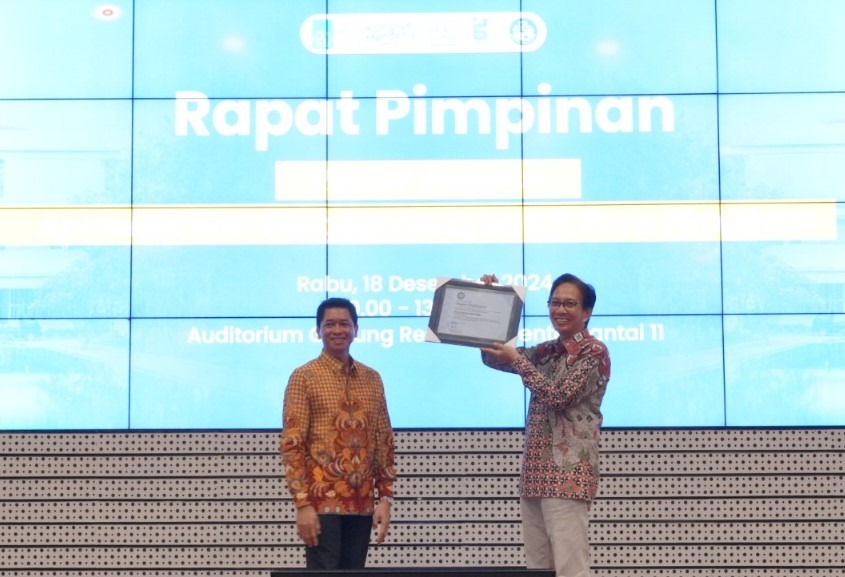 Pemberian penghargaan kepada Rektor ke-12 ITS Prof Dr Ir Mochamad Ashari MEng (kanan) oleh Rektor ke-13 ITS Prof Ir Bambang Pramujati ST MSc Eng PhD (kiri)