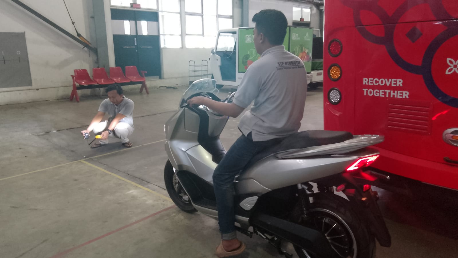 Proses pengujian pada workshop uji di Bengkel Konversi STP Otomotif ITS