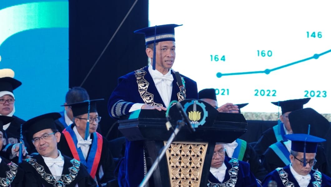 Gambar Rektor ITS menyampaikan capaian ITS di Puncak Dies Natalies ITS ke-64