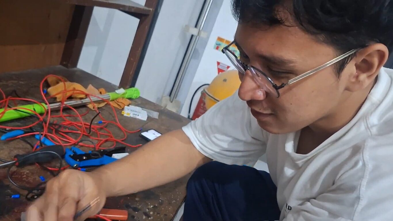 Mahasiswa membuat conveyor