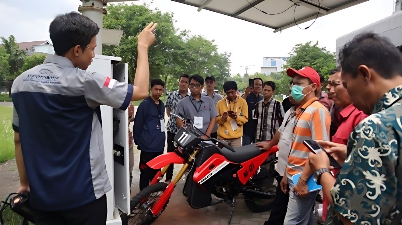 Tim STP Otomotif ITS saat memberikan penjelasan di sesi praktik pada Pelatihan Bengkel Konversi EV pada masyarakat umum