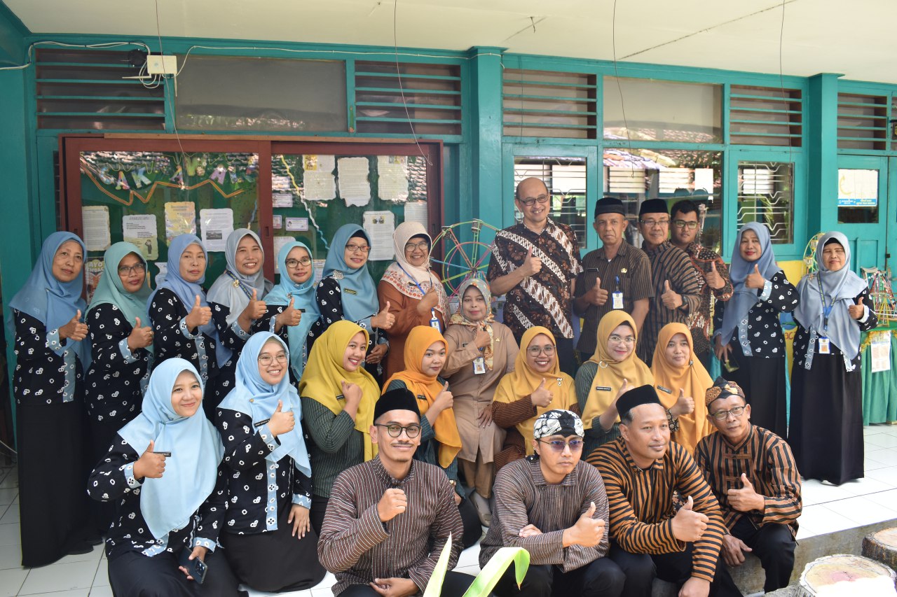 Dosen penggagas laman Eduvent, Ir Achmad Holil Noor Ali MKom (berdiri keenam dari kanan) bersama guru SMP 9 Madiun setelah melaksanakan kegiatan pembelajaran