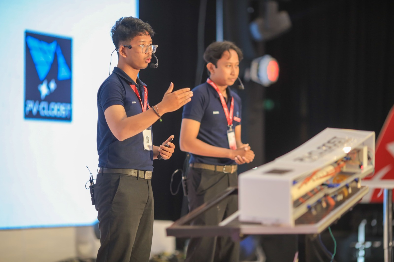 (dari kiri) I Putu Evan Priya Saguna dan I Ketut Rama Adi Widhiarta saat memberikan pemaparan terkait inovasi unggulan PV-Cloost di ajang Pertamuda