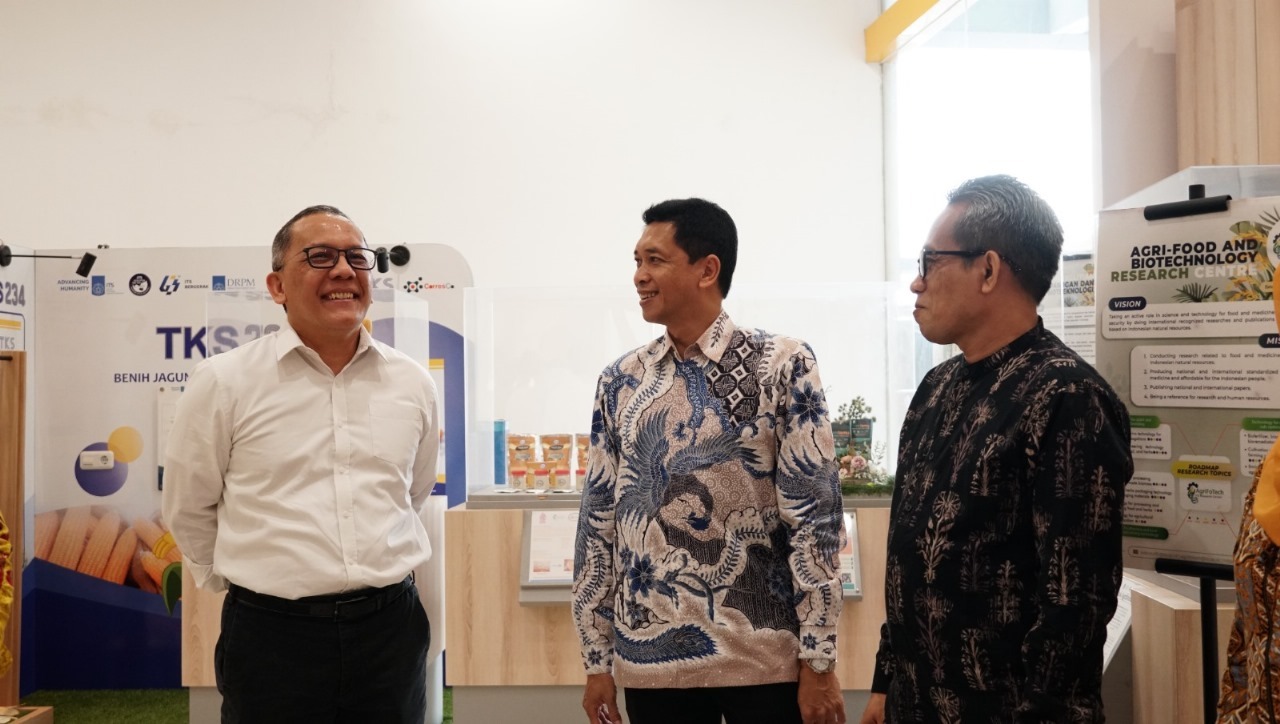 (dari kiri ke kanan) Laksana Tri Handoko, Bambang Pramujati, dan Machsus saat berkeliling melihat produk inovasi di ruang pameran Galeri Riset dan Inovasi Teknologi (GRIT) ITS