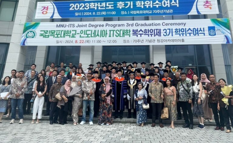 Jajaran pimpinan dan dosen dari ITS dan MNU bersama para wisudawan program joint degree Departemen Teknik Perkapalan ITS beserta keluarganya usai perhelatan wisuda