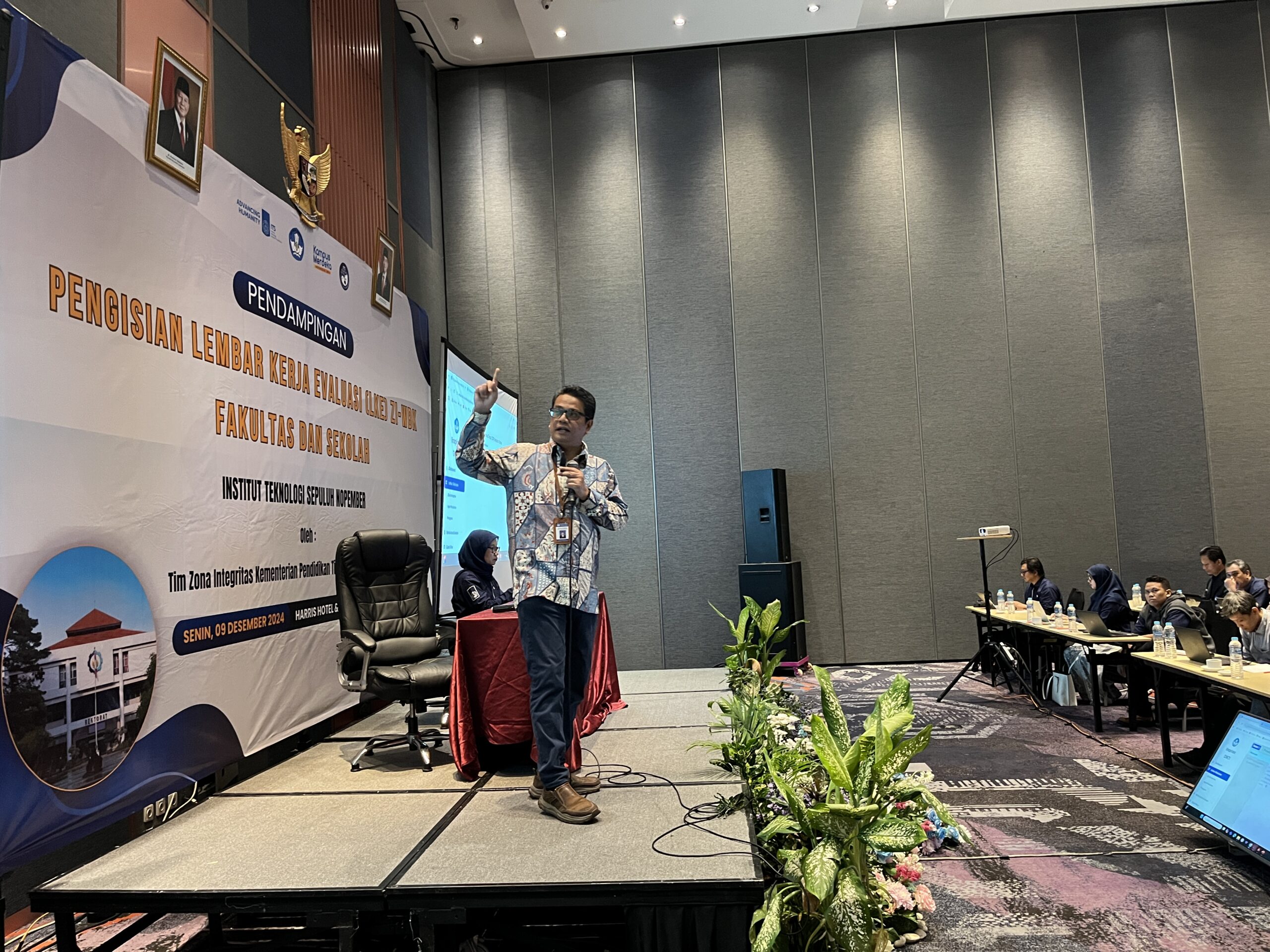 Narasumber dari Kementerian Pendidikan Tinggi, Sains dan Teknologi menjelaskan mengenai pengisian LKE ZI-WBK