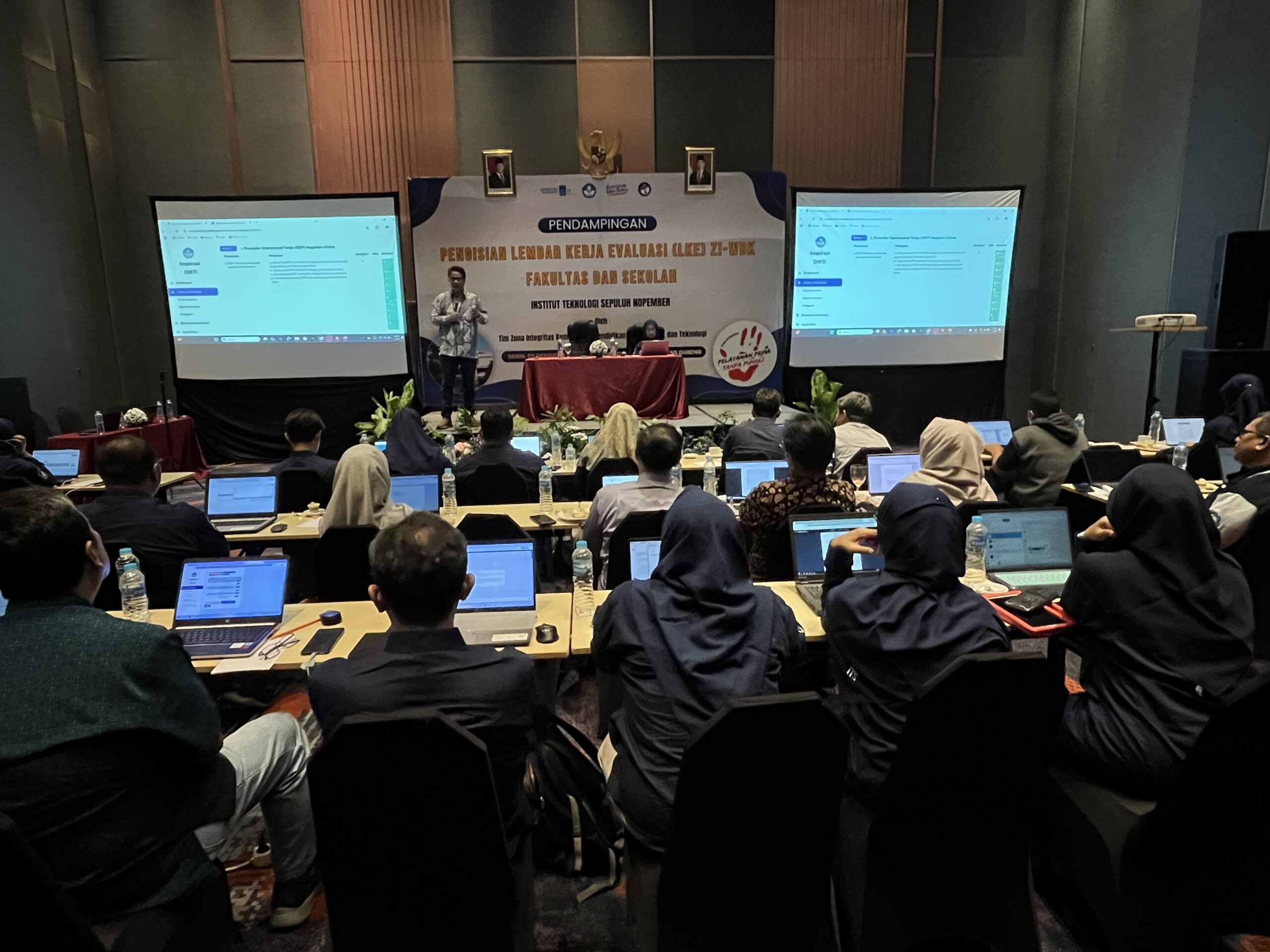 Peserta dari tim ZI-WBK fakultas mencermati tahapan pengisian LKE ZI-WBK dengan seksama
