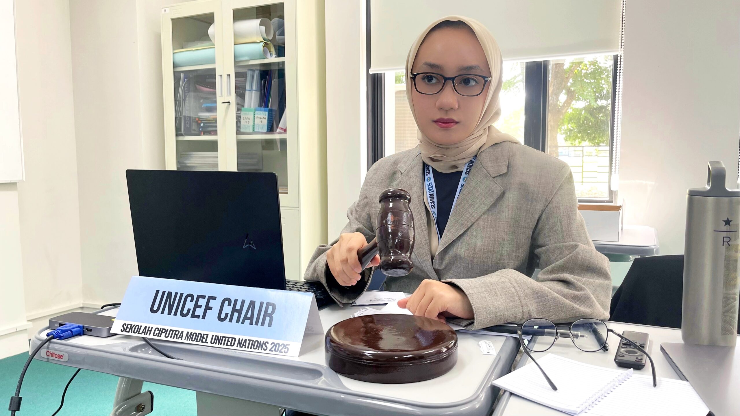 Potret mahasiswa Teknik Informatika ITS Khairunnisa Rahmahdani Danang saat memimpin sidang internasional simulasi PBB di bawah mandat UNICEF