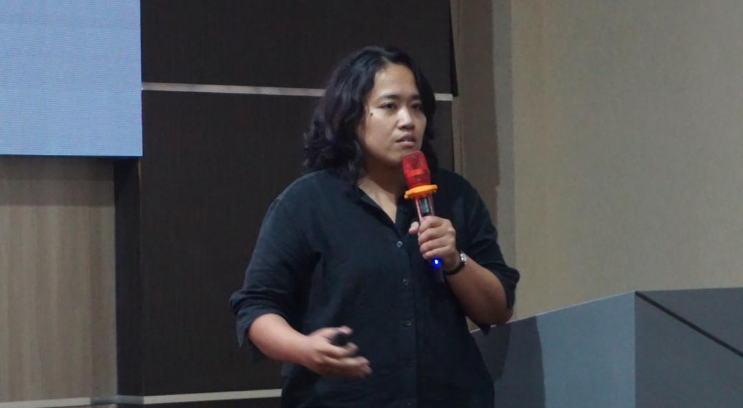 Koordinator Arsitek Komunitas (Arkom) Jawa Timur Puspitaningtyas Sulistyowati saat memaparkan pendapatnya terkait kondisi hunian layak di Surabaya