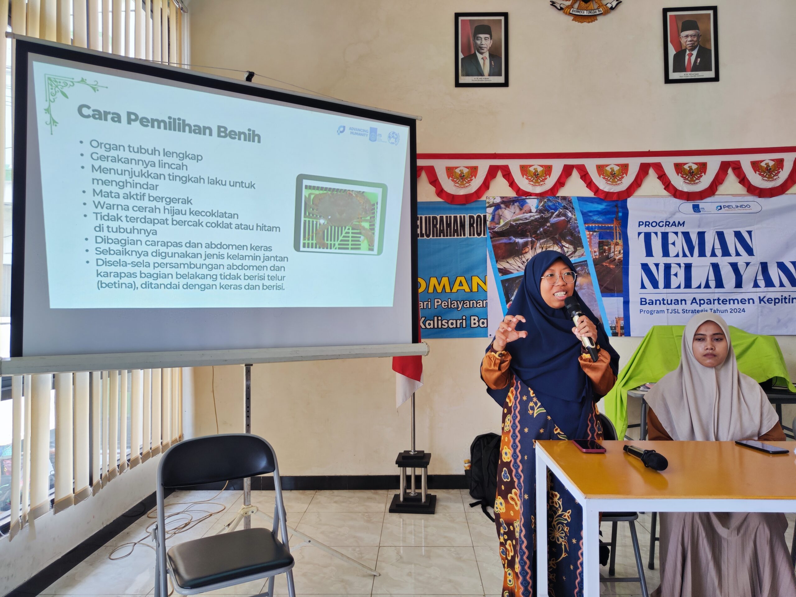 Gambar Tenaga Ahli Departemen Biologi ITS Nova Maulidina Ashuri SSi MS. memberikan materi terkait teknik budidaya yang benar, mulai dari pemilihan benih, pengaturan lingkungan air, hingga pemanenan yang tepat.