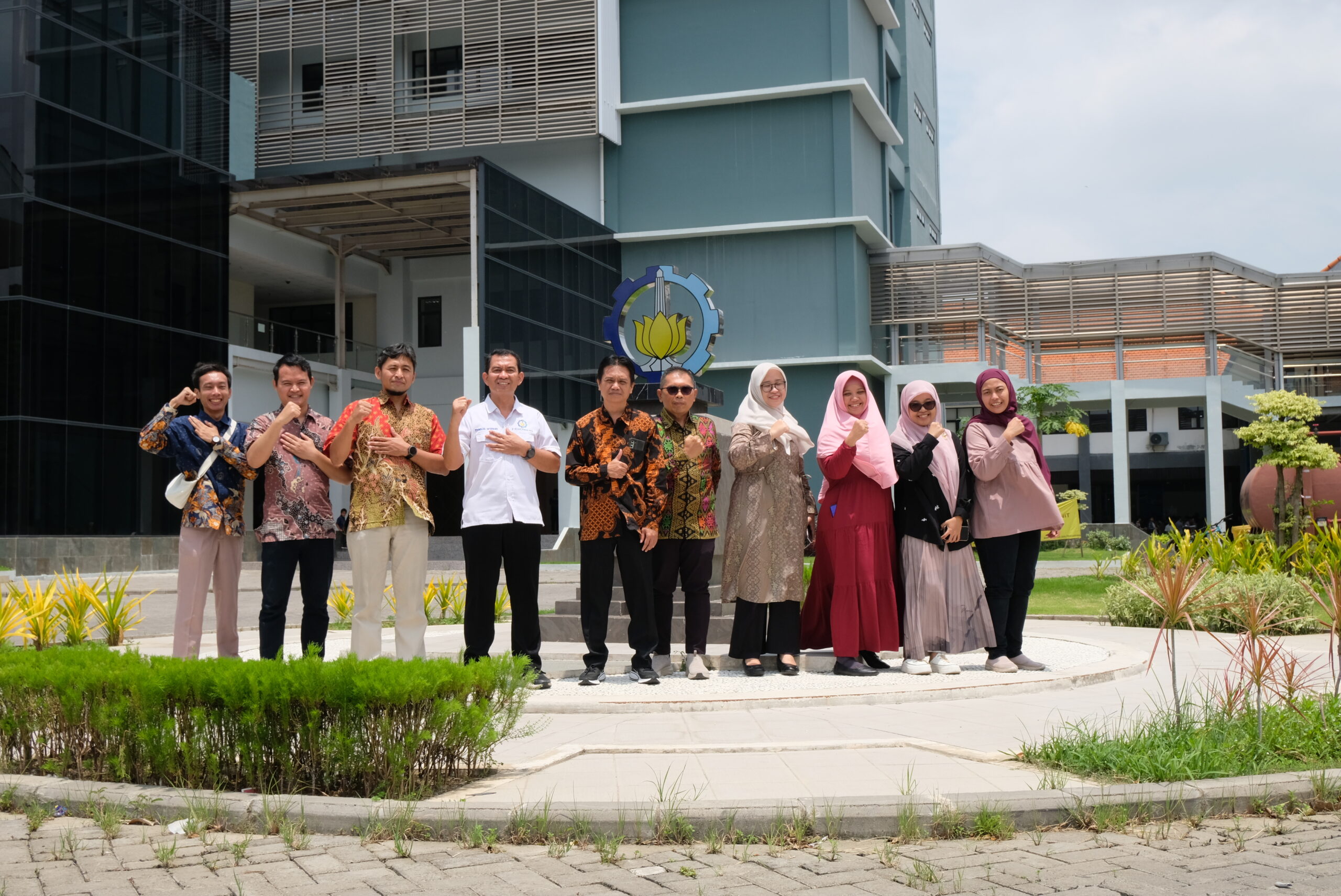 Gambar delegasi APTIKOM Jawa Timur bersama Tenaga Pendidik Departemen Teknologi Informasi di depan Tower 2 ITS