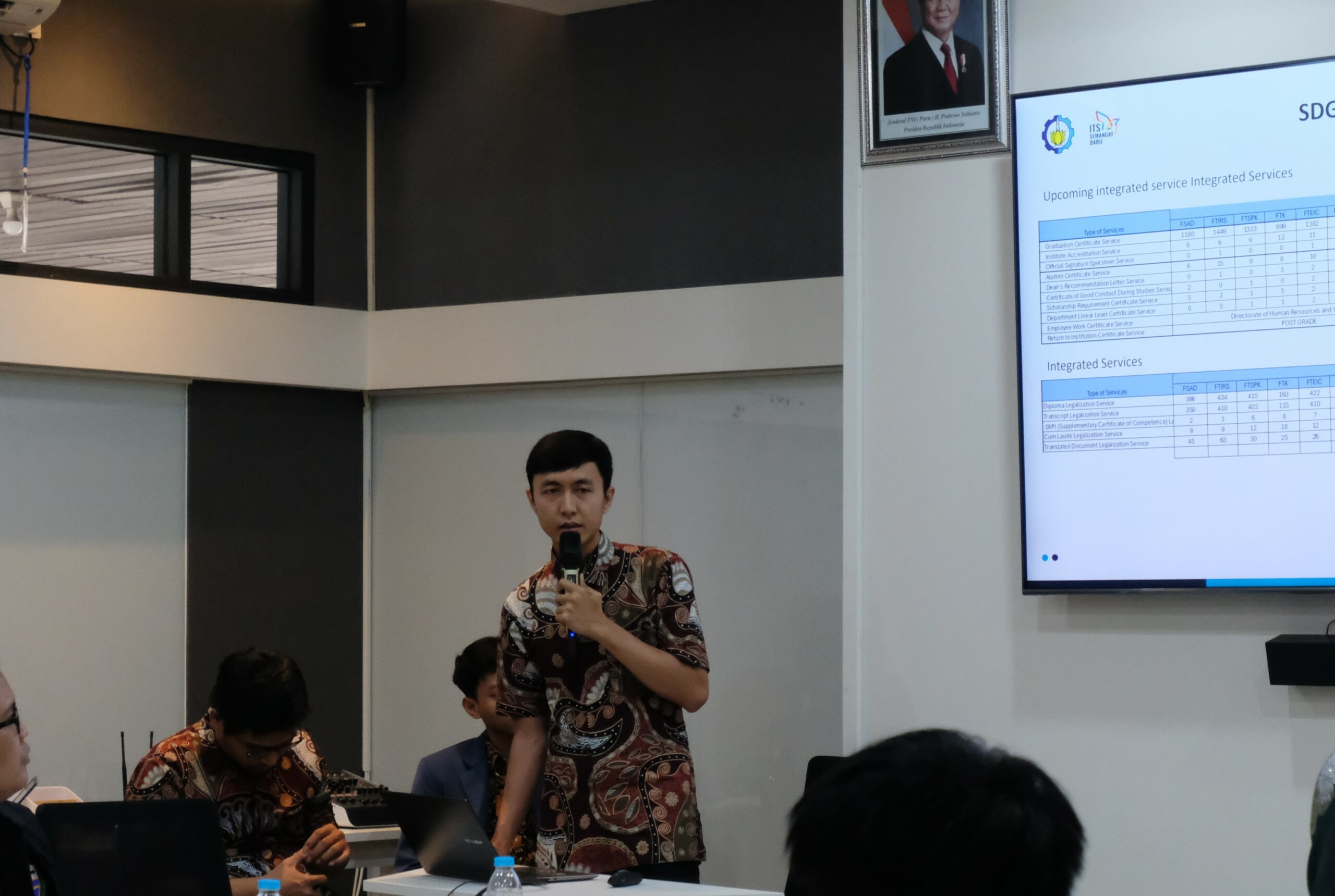 Staf Kearsipan dan Dokumentasi Multimedia Biro Umum dan Reformasi Birokrasi (BURB) ITS Muhammad Samsul Arifin saat membawakan materi mengenai layanan sistem manajemen dokumen di ITS