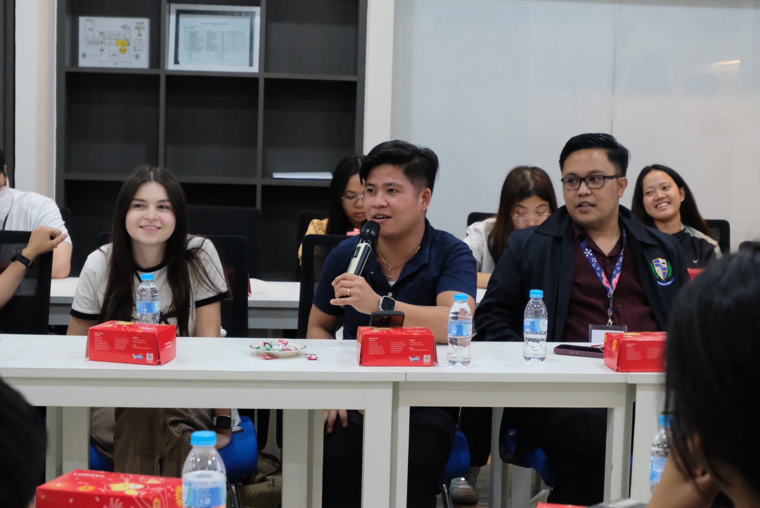 Sharing Session peserta CommTech Camp Insight 2025 berdiskusi mengenai layanan sistem manajemen dokumen di berbagai negara