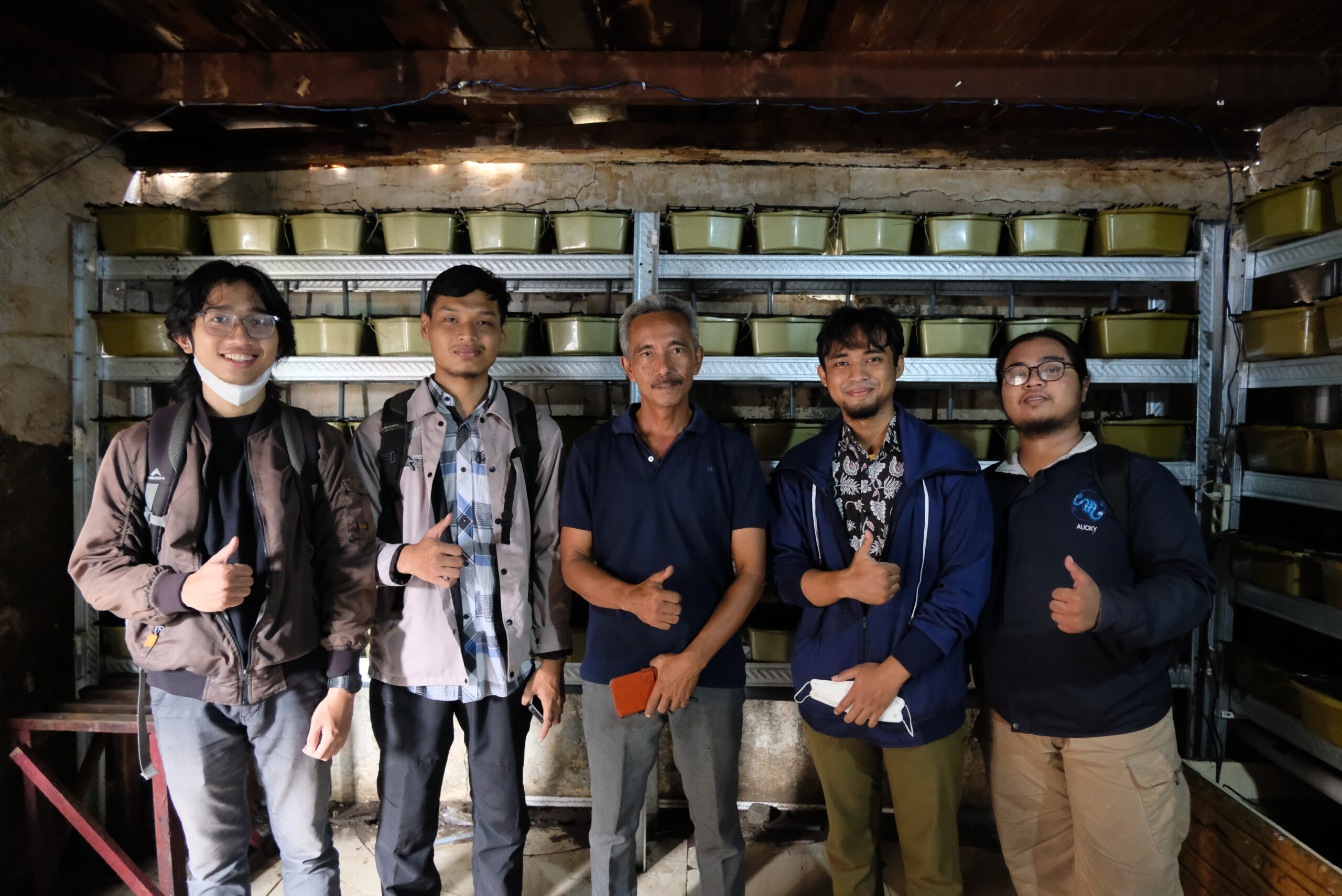 Gambar tim dari ITS bersama Solichan (tengah) usai melaksanakan agenda monitoring dan evaluasi (monev) rutin pada kampung nelayan mitra