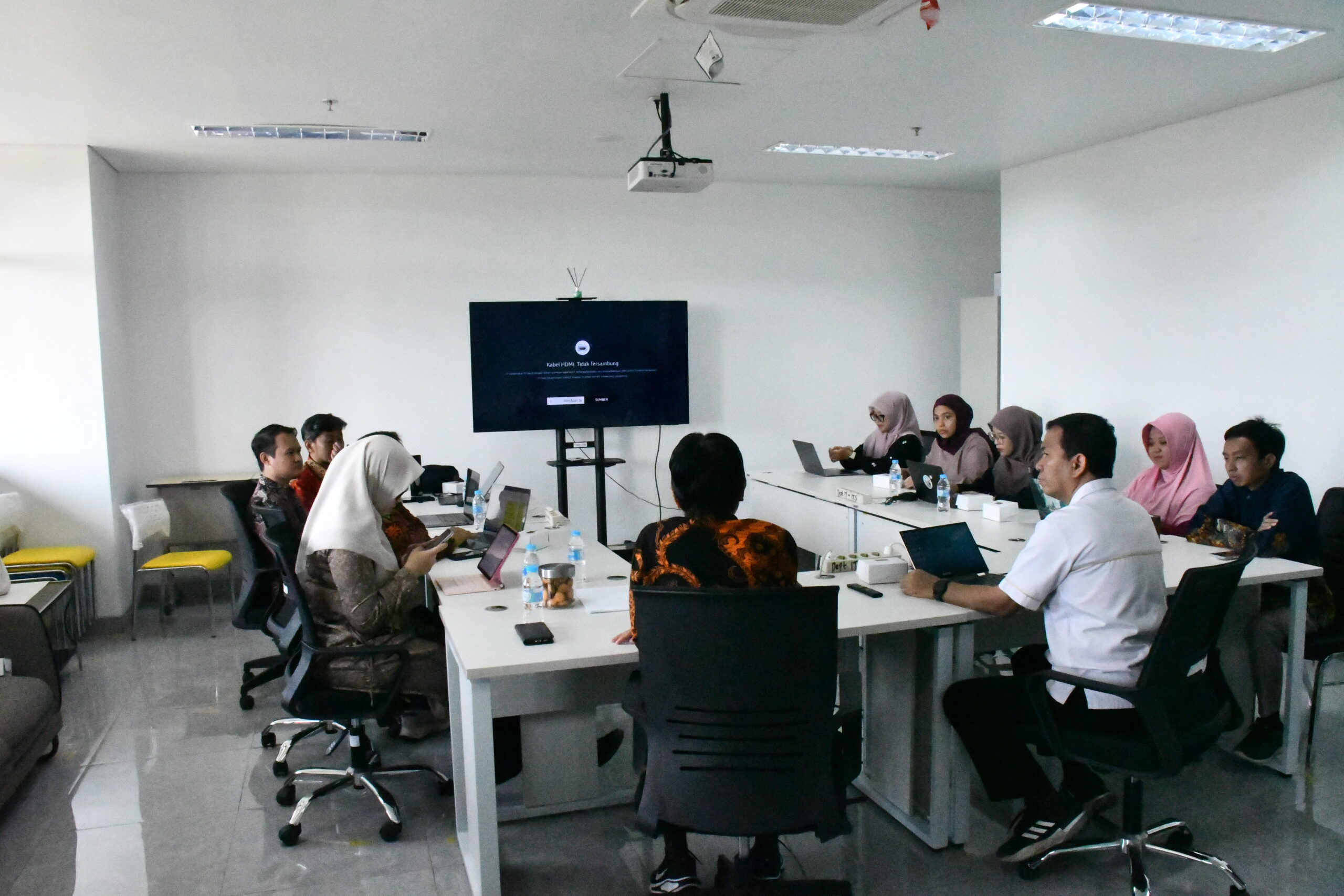 Gambar Suasana diskusi kerja sama antara tenaga pendidik Departemen Teknologi Informasi ITS dengan delegasi APTIKOM Jawa Timur