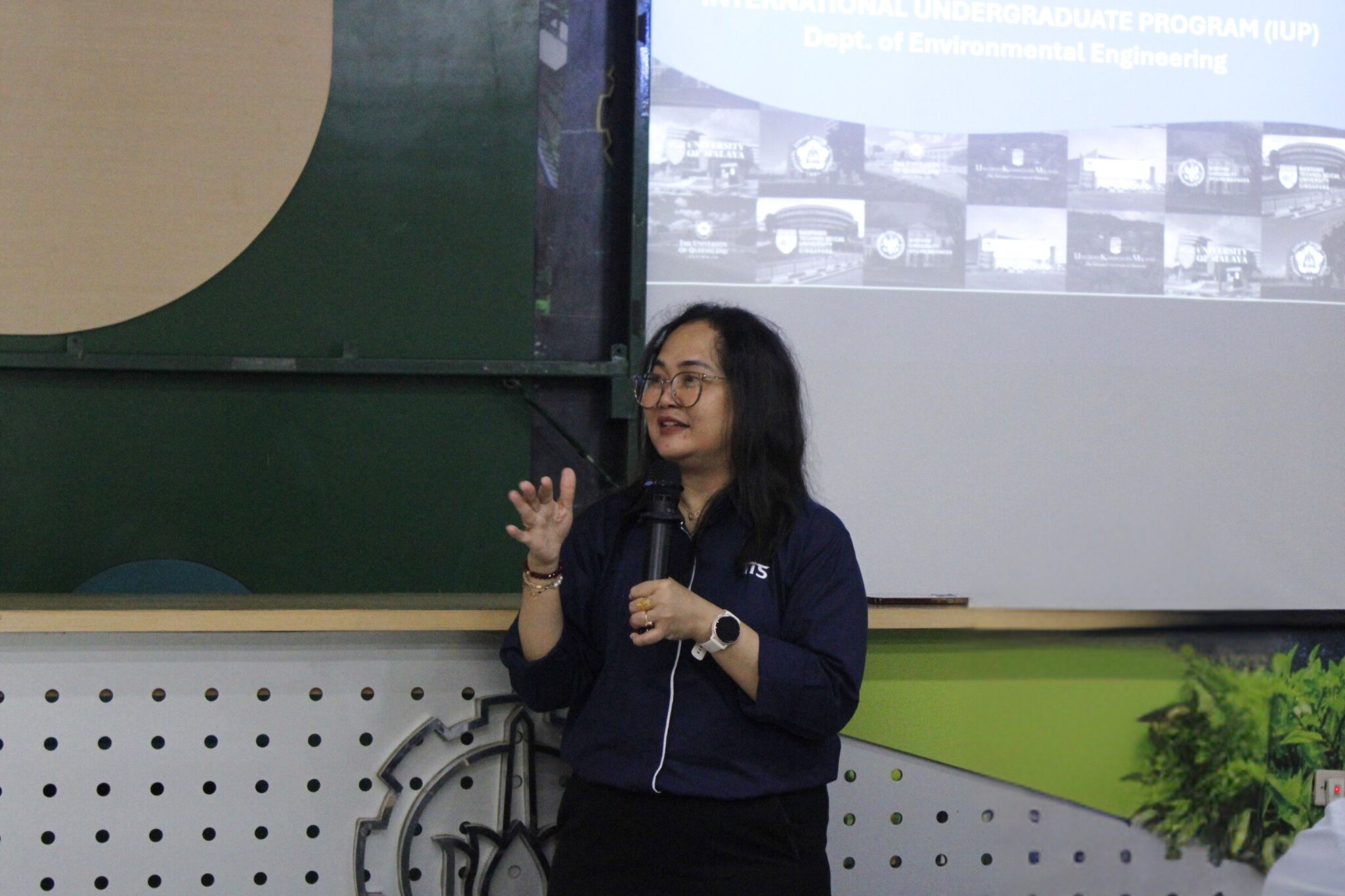 Foto Prof Bieby Voijant saat memberikan sambutan di gelaran Open House IUP 