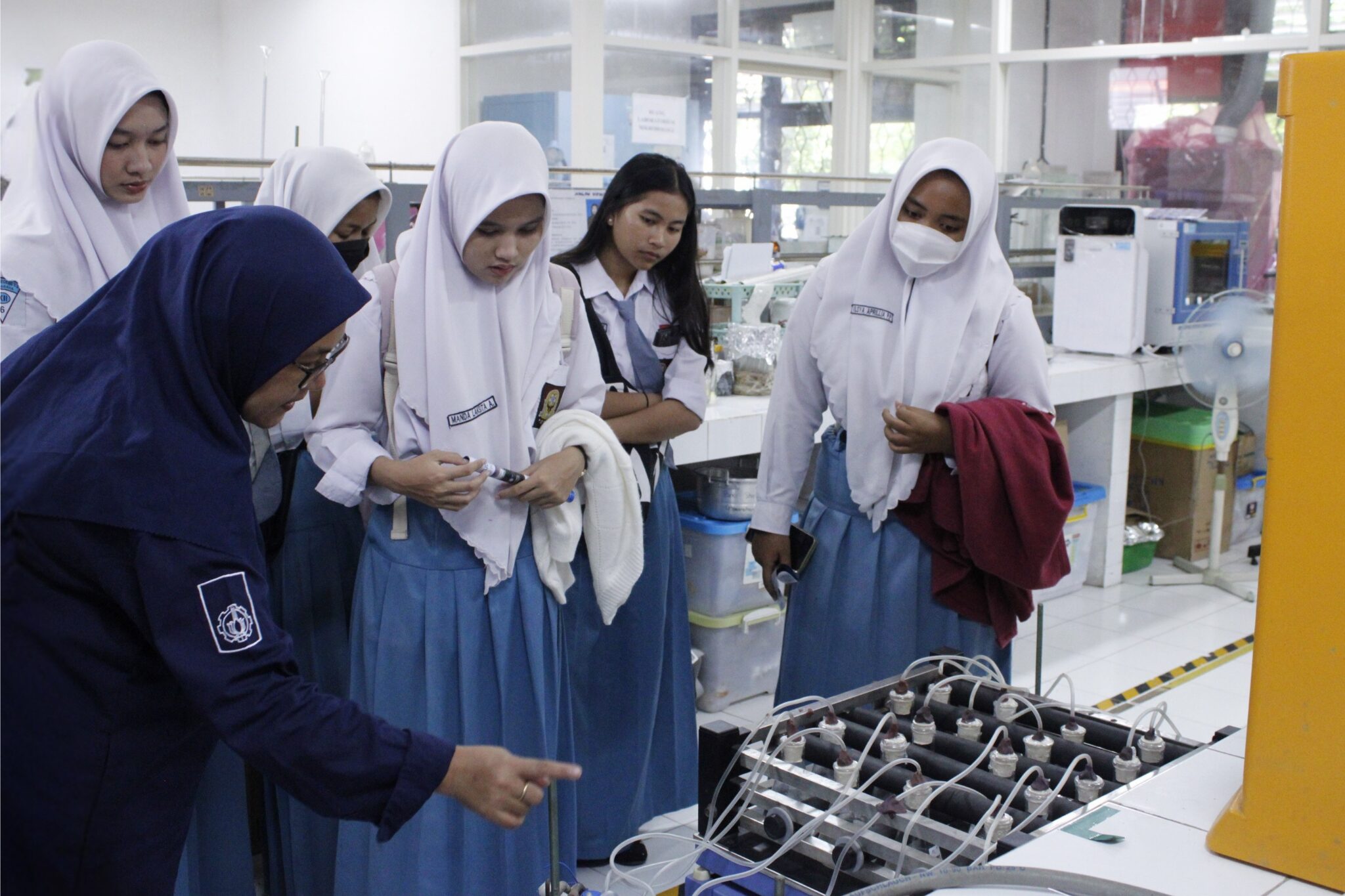 Foto Peserta Open House IUP saat mengunjungi Laboratorium Remediasi Lingkungan