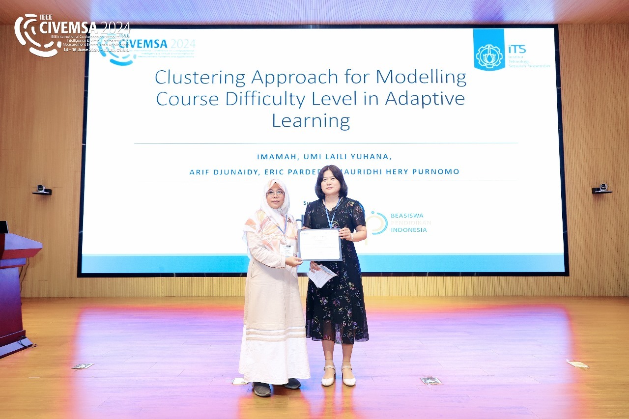 Dr Imamah SKom MKom (kiri) saat menerima penghargaan atas publikasi artikel di CIVEMSA, China