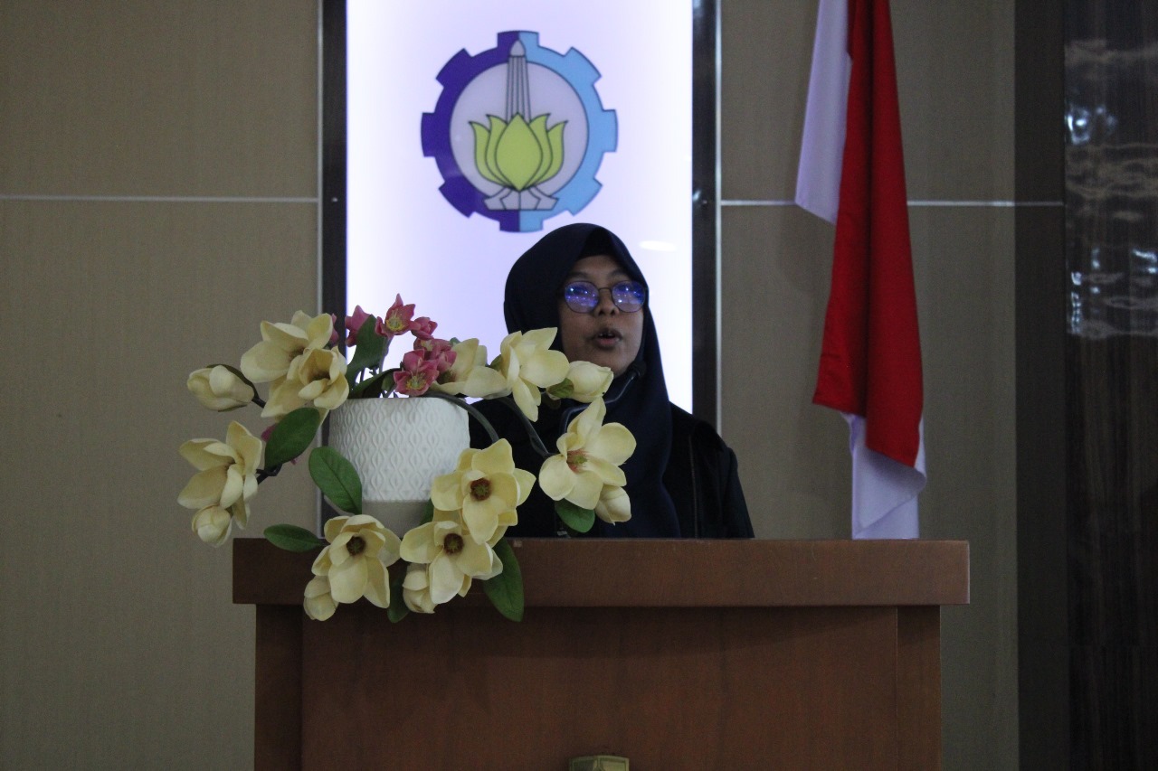 Dr Imamah SKom MKom pada saat pemaparan Sidang Terbuka Doktor Departemen Teknik Elektro ITS