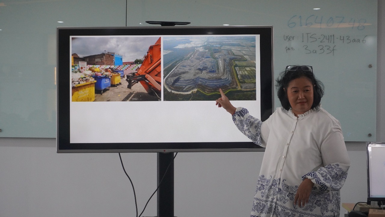 Guru Besar Departemen Teknik Lingkungkan ITS Prof Idaa Warmadewanthi ST MT PhD ketika memaparkan materi peran bank sampah pada circular economy pada pelatihan WasteTrack 2024