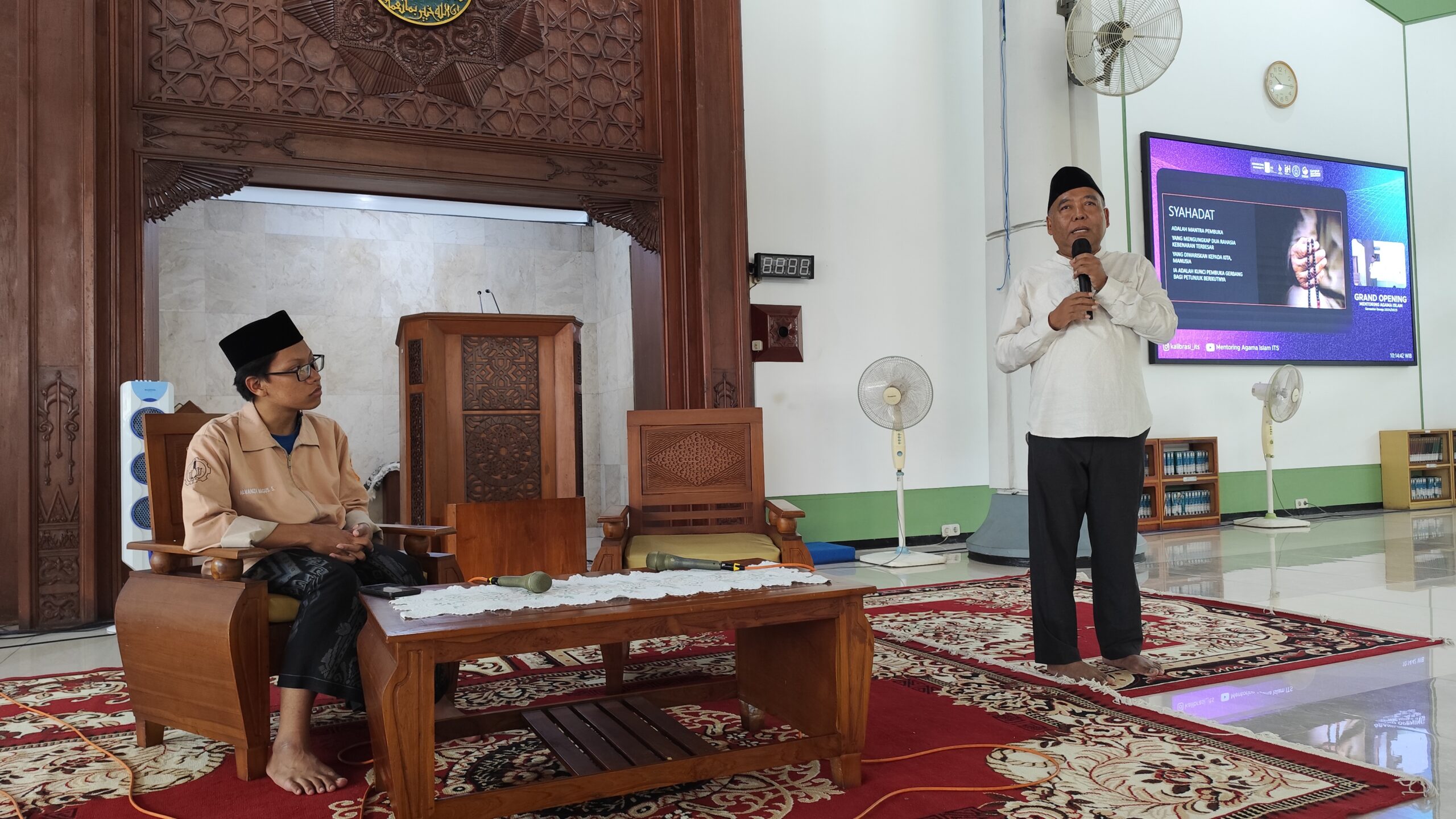 Prof Adi saat memberikan materi dalam mentoring agama islam